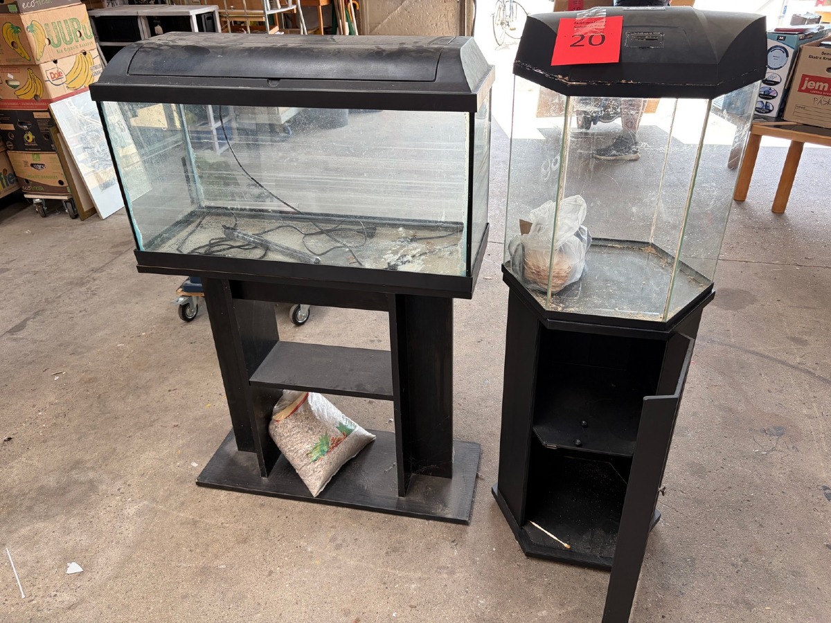 2 stk. akvarier med underskabe