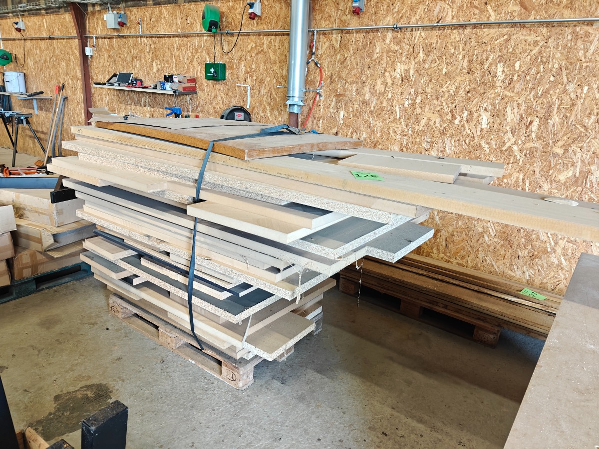 Palle med forskellige rester af plader