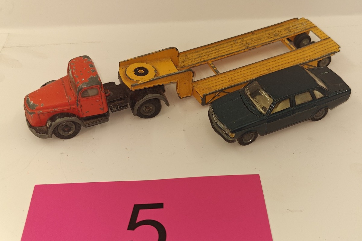 Tekno: Volvo trækker m/maskintrailer. Nr 198 & 144. Scale: 1:43. 