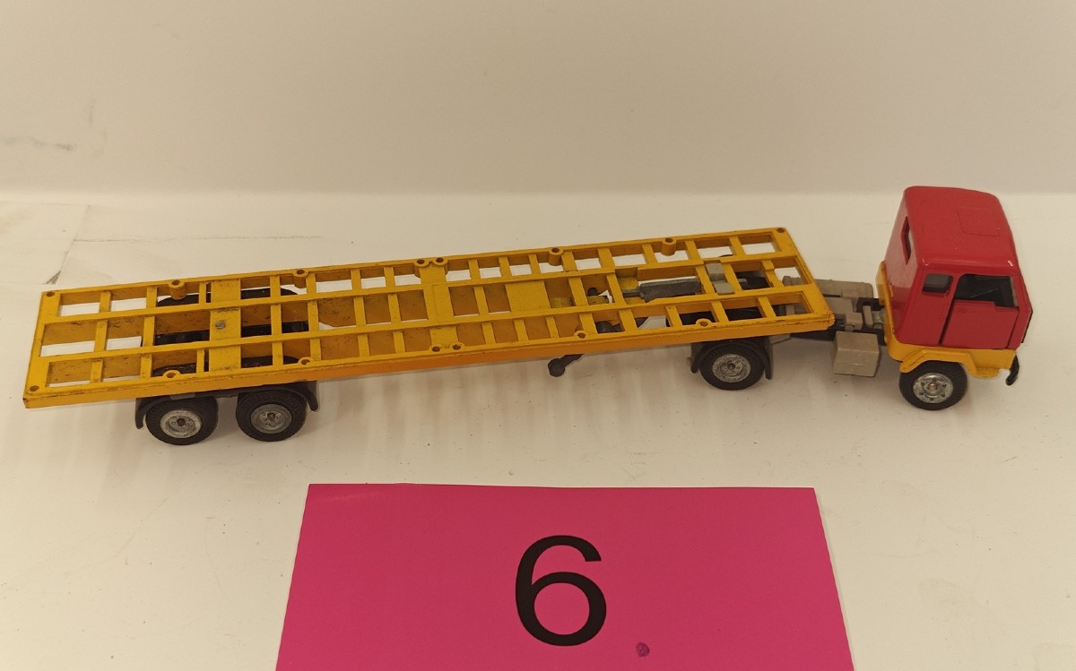 Tekno: Volvo F89 trækker m/containertrailer. 