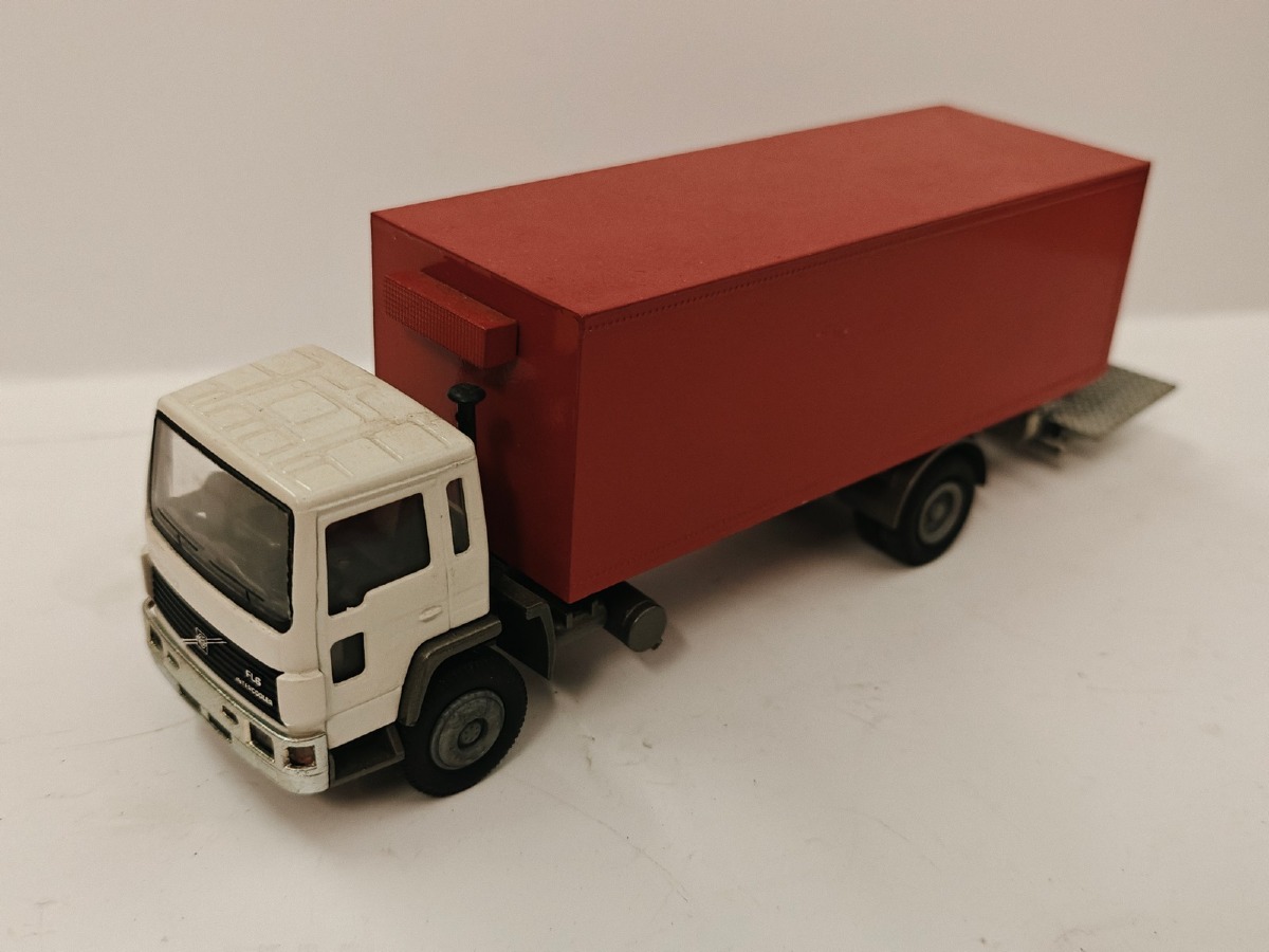 Conrad: Volvo FL6 m/kasse & lift. Scale: 1:50.