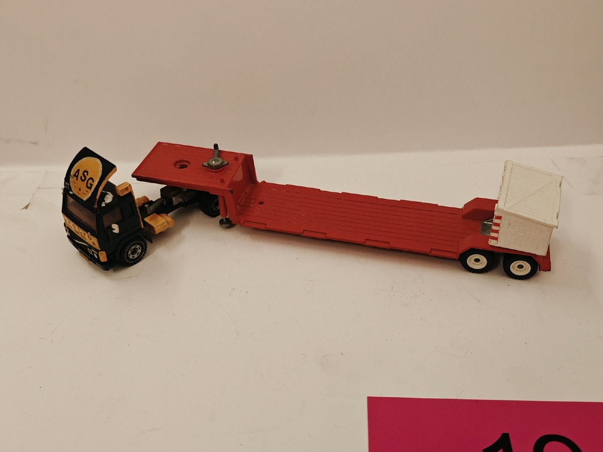 Siku: Volvo F10 Turbo m/maskintrailer. Nr: 2125. 