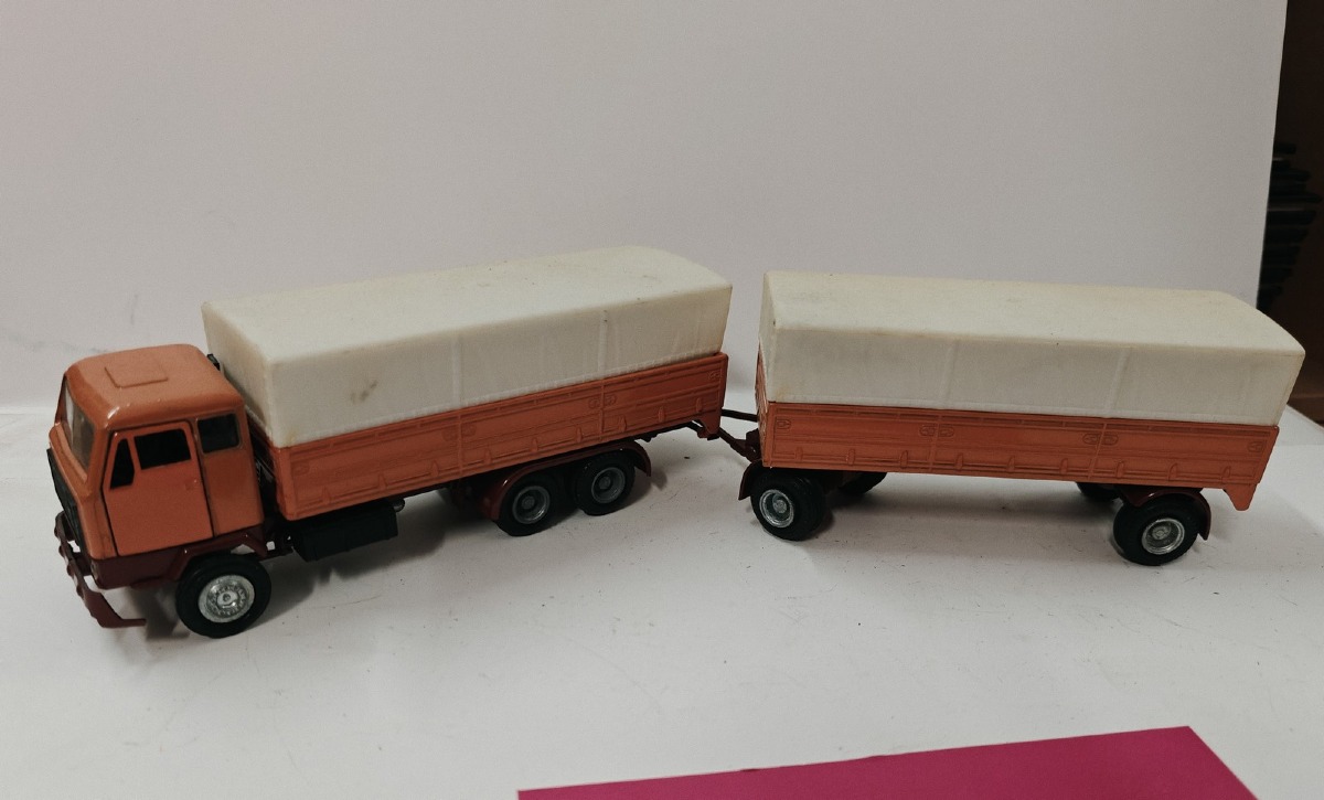 Nacoral: Volvo F89 m/anhænger. 