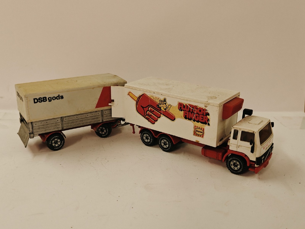 Siku: Volvo F7 m/kasse & anhænger.