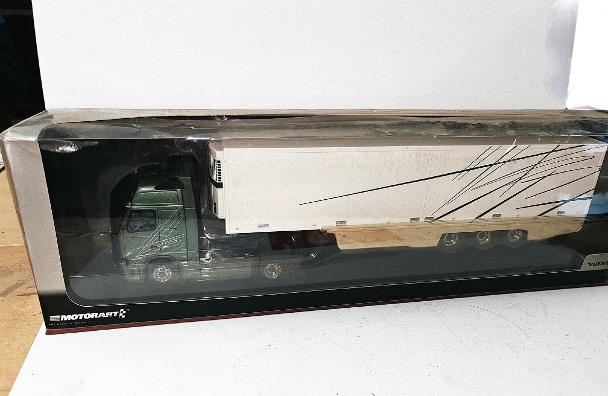 Motorart: Volvo FH16 XL Globetrotter   m/køletrailer.  I org. æske. 