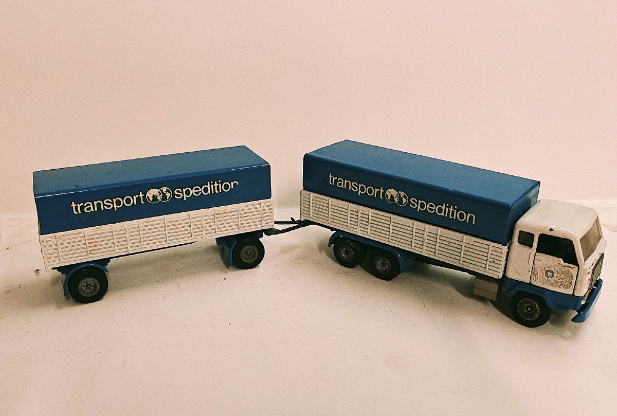 Tekno: Volvo F88 forvogn m/hænger. Model: 452. 