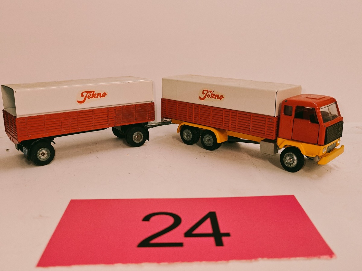 Tekno: Volvo F89 forvogn m/hænger. Model: 452. 