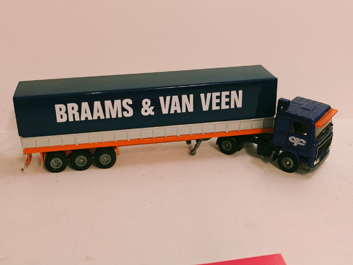 Volvo F10 trækker m/3-akslet trailer. 