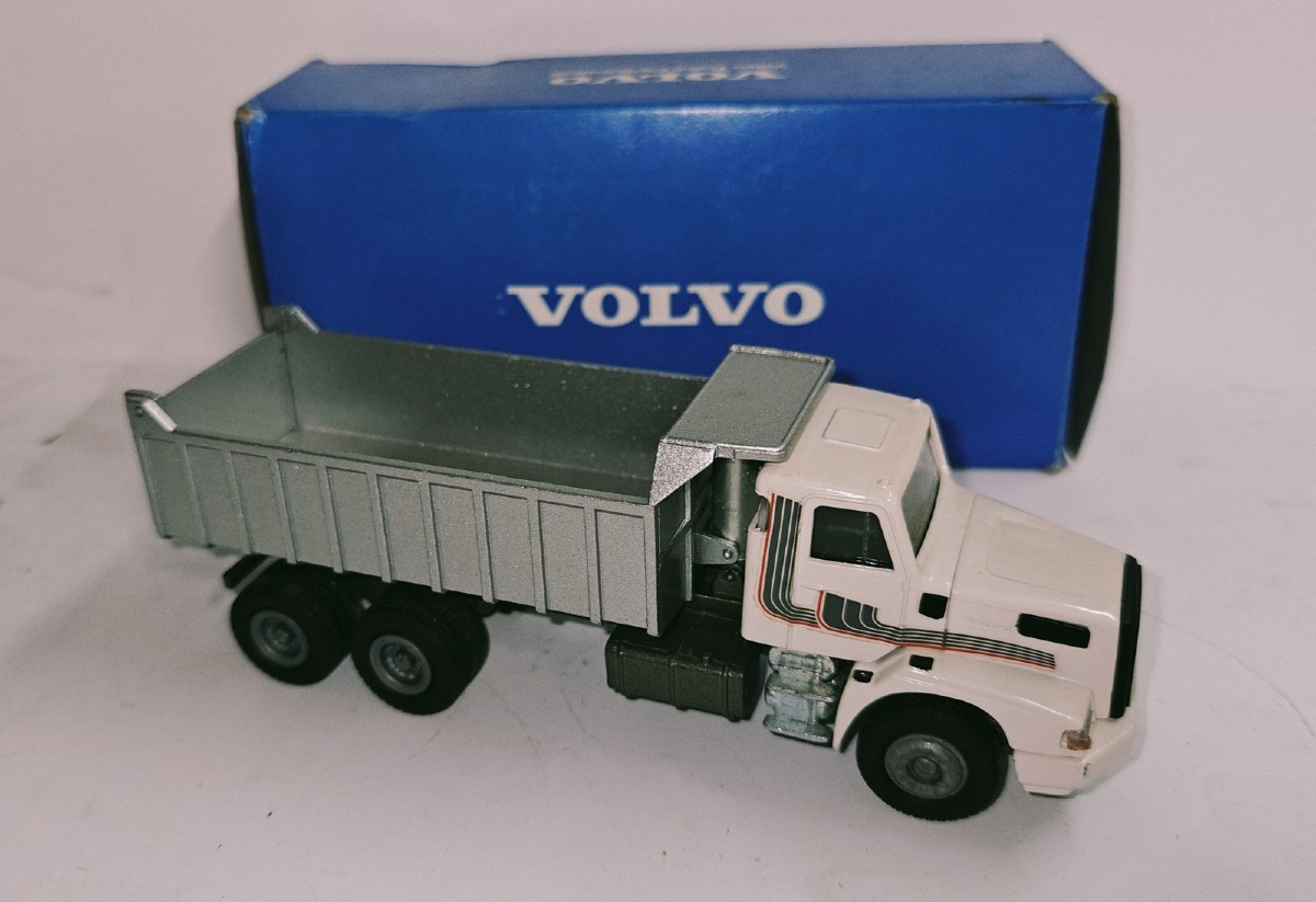 Conrad: Volvo NL12 Intercooler. 6x4 m/dumperlad. Scale: 1:50. Org. æske medfølger.
