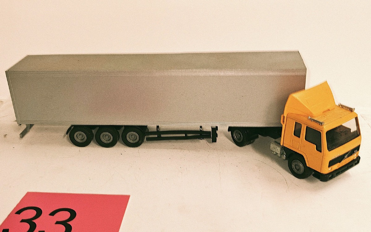 Conrad: Volvo FL10 trækker m/3-akslet trailer. Model: 0008. Scale: 1:50. 