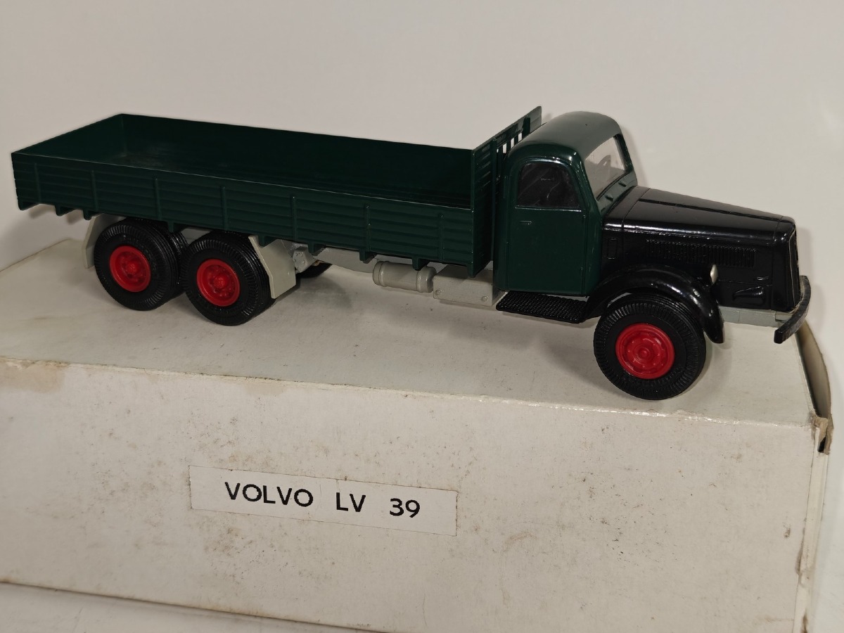 Conrad: Volvo LV39 m/3-akslet lad. LV 293C2LF.  
