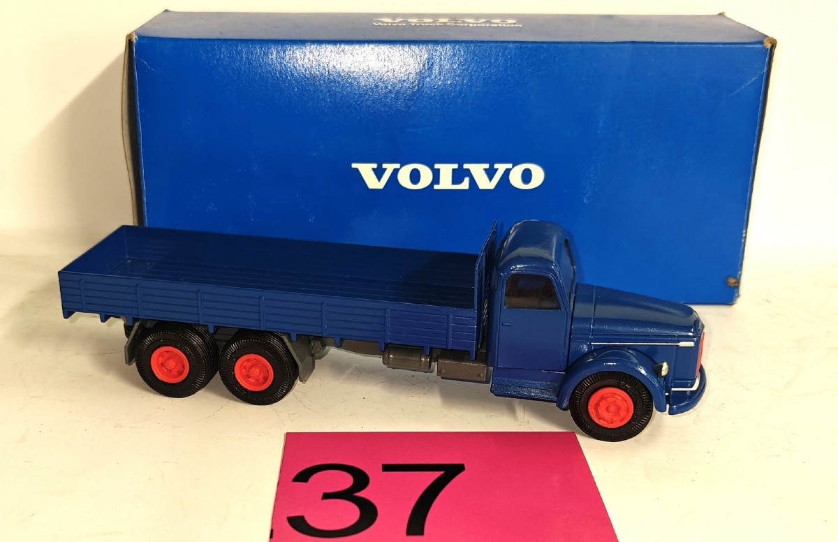 Conrad: Volvo Titan m/3-akslet lad. Org. æske medfølger. 