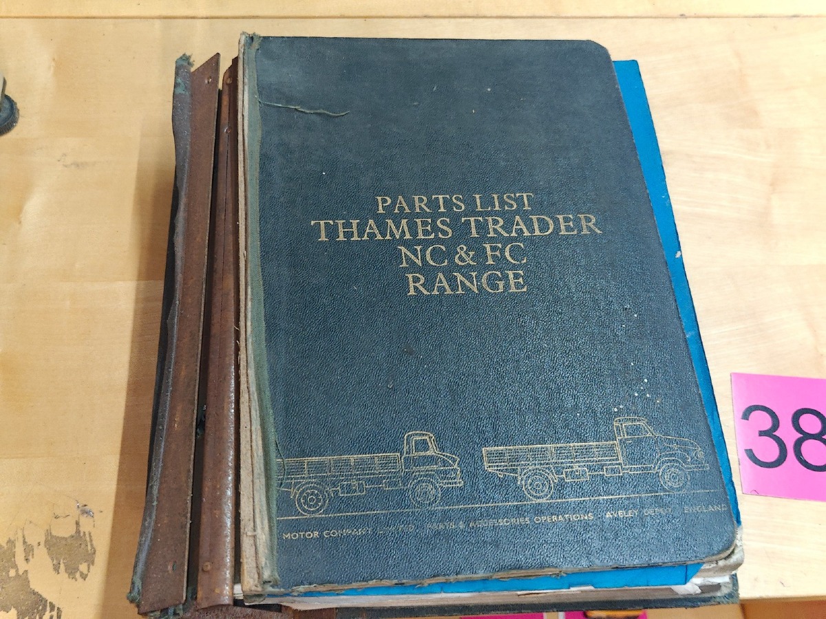 Reservedelshæfte/bog: Part List Thames Trader NC & FC Range 1957-1965 & Ford reservedelskatalog. Tydelige brugsspor. 
