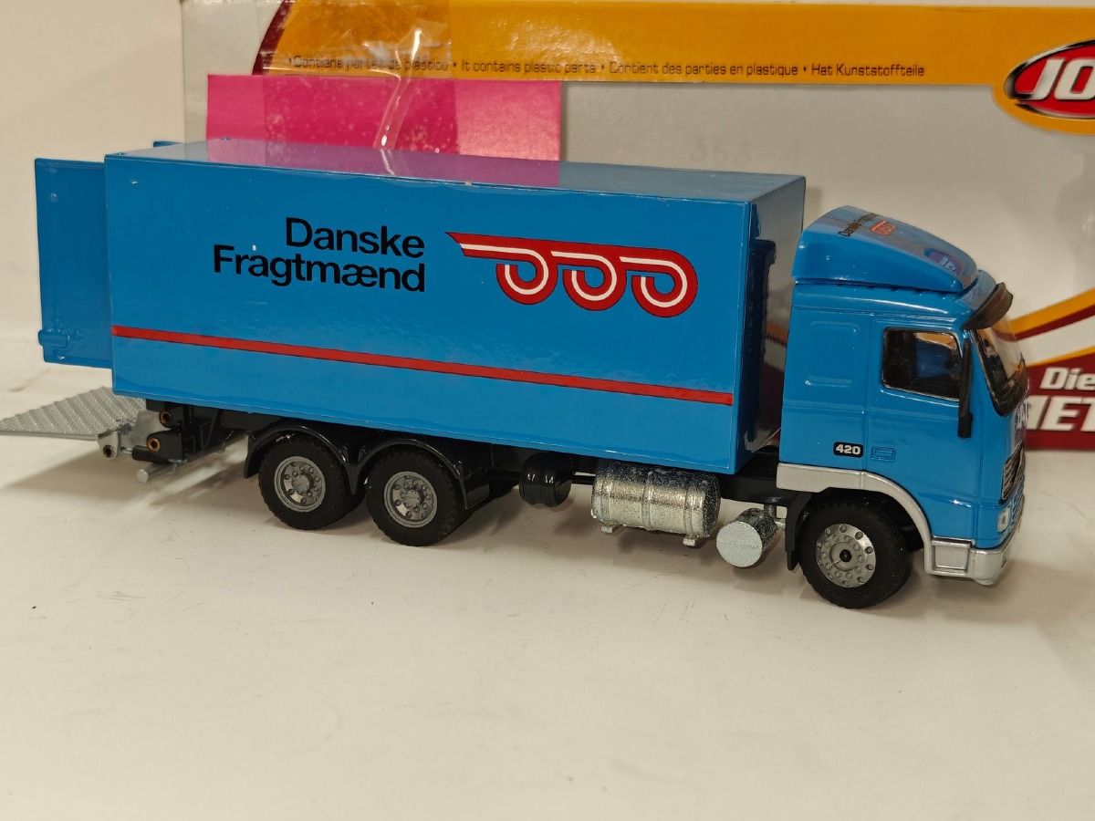 Joal: Volvo FH-12 m/ trailer med læsserampe. Scale: 1:50. Org. æske medfølger. 