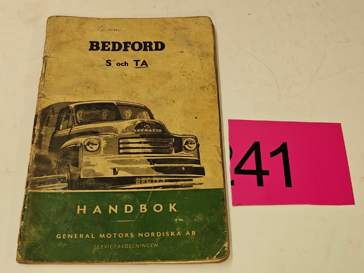 Håndbog: Bedford S och TA, General Motors Nordiska AB. Tydelige brugsspor.