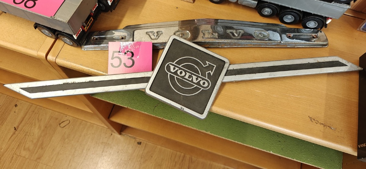3 Retro skilte fra Volvo bl.a frontskilt.