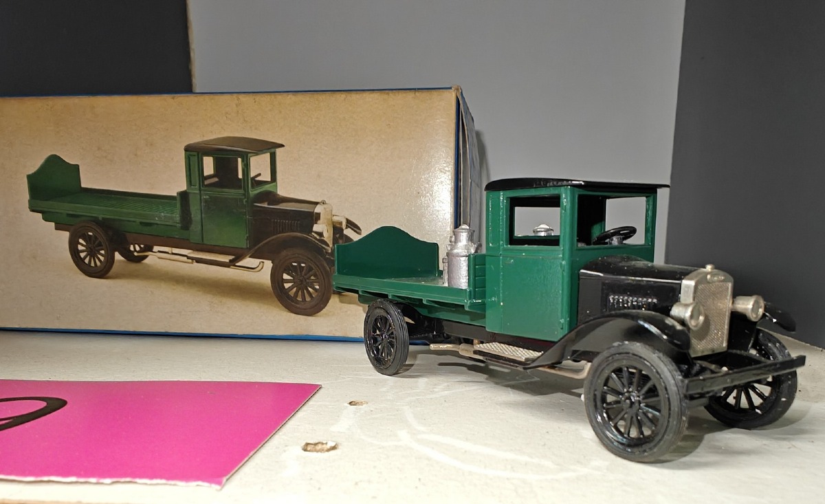 Modelbil: Volvo fra 1928. Nr: 280662. Scale: 1:43. I org. æske. 