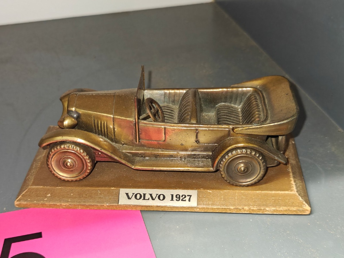 Modelbil: Volvo PV 4 fra 1927. Udgivet af AB Volvo i Gøteborg. Bilen er fremstillet i metal og monteret på træplade. 