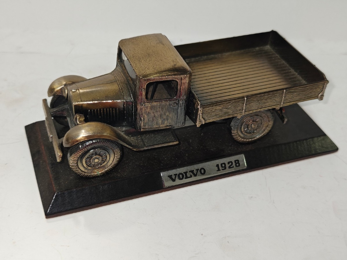 Modelbil: Volvo LV 40 fra 1928. Bilen er fremstillet i metal og monteret på træplade. 