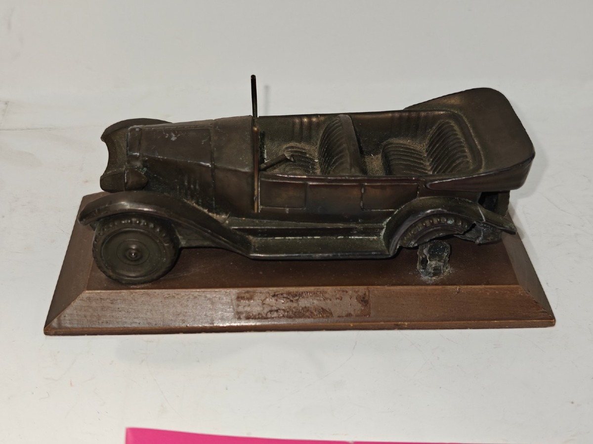 Modelbil: Volvo PV 4 fra 1927. Udgivet af AB Volvo i Gøteborg. Bilen er fremstillet i metal og monteret på træplade.
