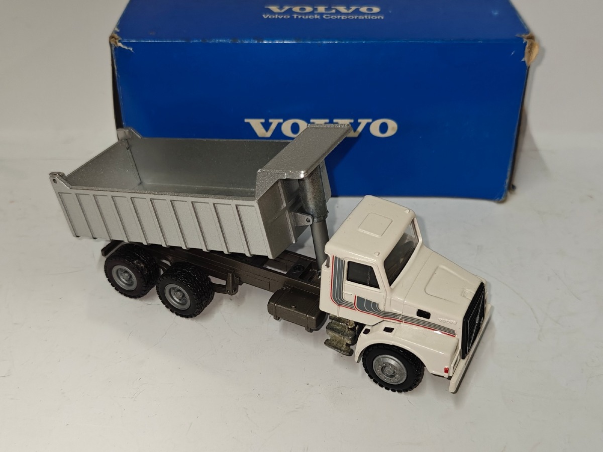Conrad: Volvo N10 m/3-akslet dumperlad. Model nr: 0074. Scale: 1:50. Org. æske medfølger.