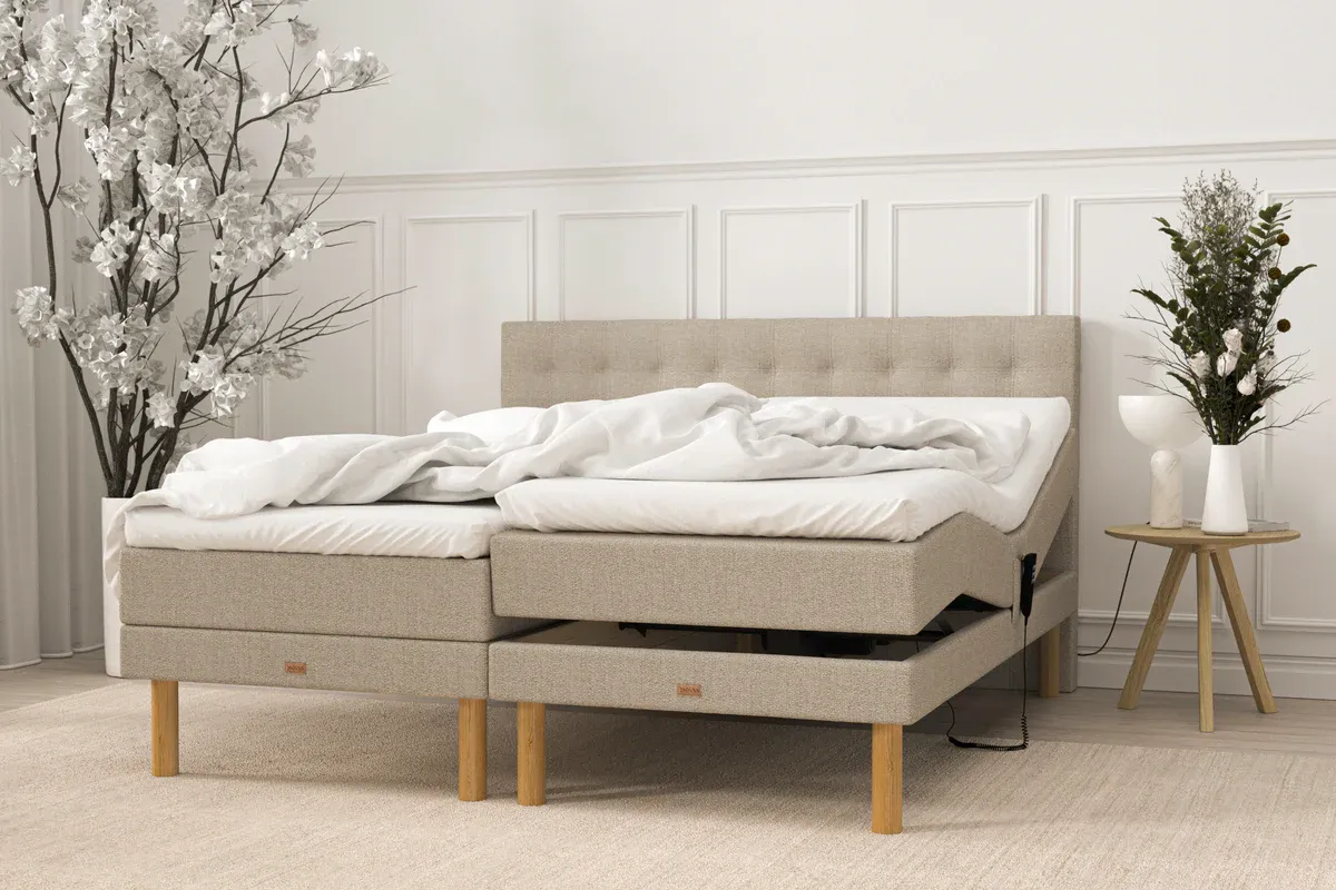 SÖVNN Deluxe Elevationsseng - 180x210 – Sand, med to i en topmadras, 8 stk. sengeben, rullemadras & 2 stk. hovedpude (9293)