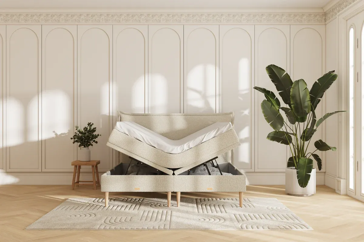 Noor Opbevaringsseng - 180x200 - bouclé beige, med sengegavl, topmadras, 8 stk. sengeben & 4 stk. puder (7720)