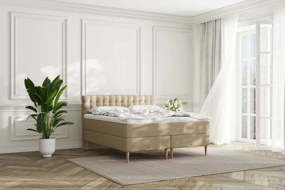 SÖVNN Mira Kontinentalseng - 180x200 – Sand (UDEN Springmadras), med sengegavl, to i en topmadras, 8 stk. sengeben, 2 x sengesæt, 4 x puder (7736)