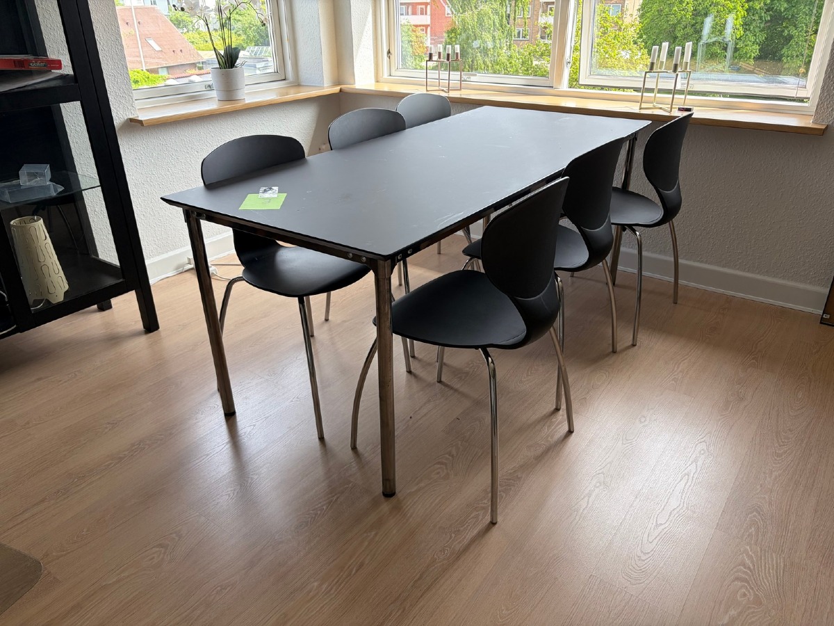 Spisebord med 6 stole i sort udførelse