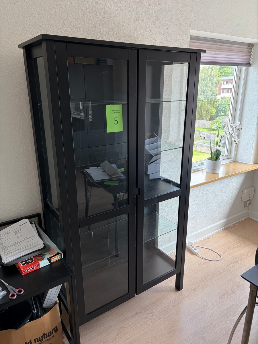 IKEA vitrineskab med glaslåger i sort udførelse