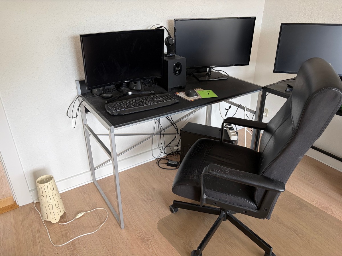 Kontorsæt med skrivebord, kontorstol gulvunderlag (Uden skærme, PC, mm)