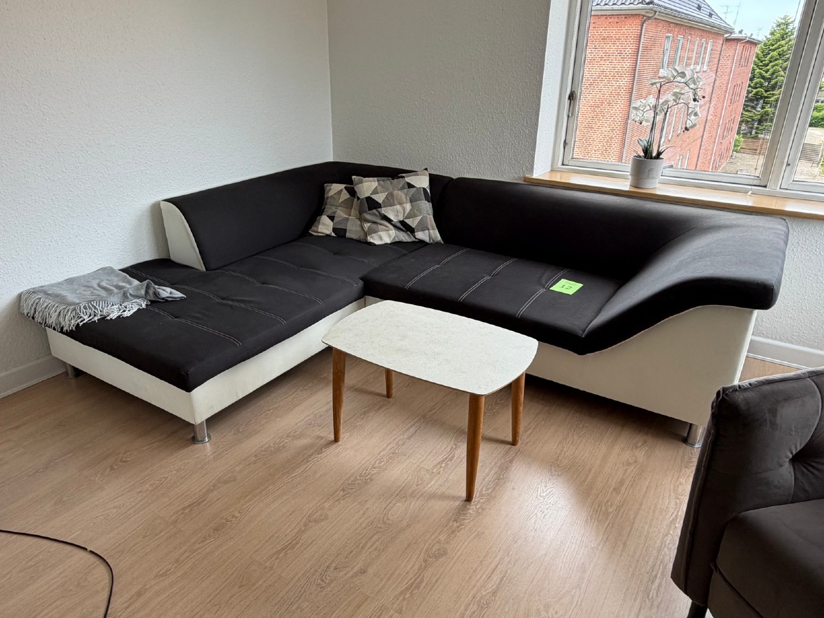Hjørnesofa i sort og hvid kunstlæder