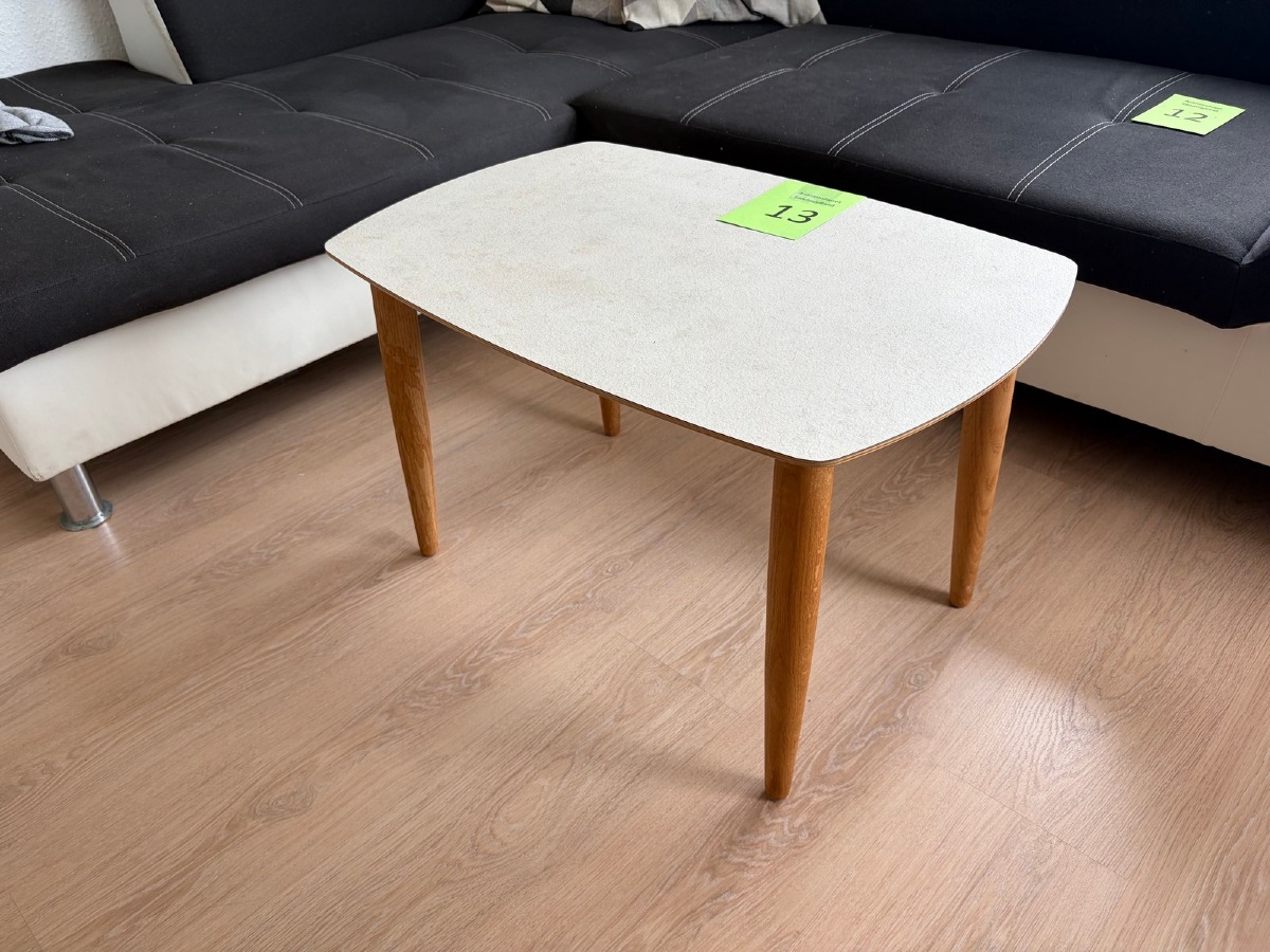 Sofabord med laminatbordplade og træben