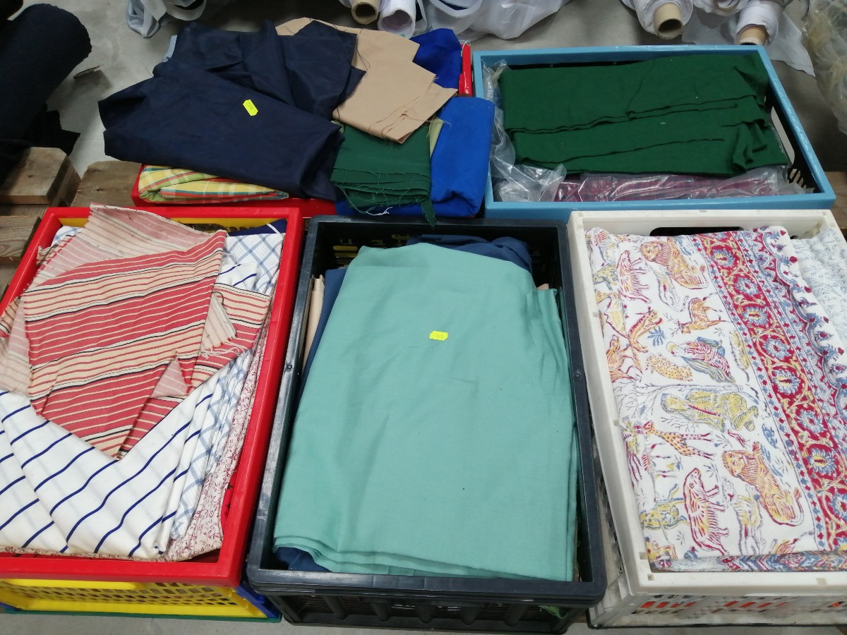 Diverse tekstil med print.