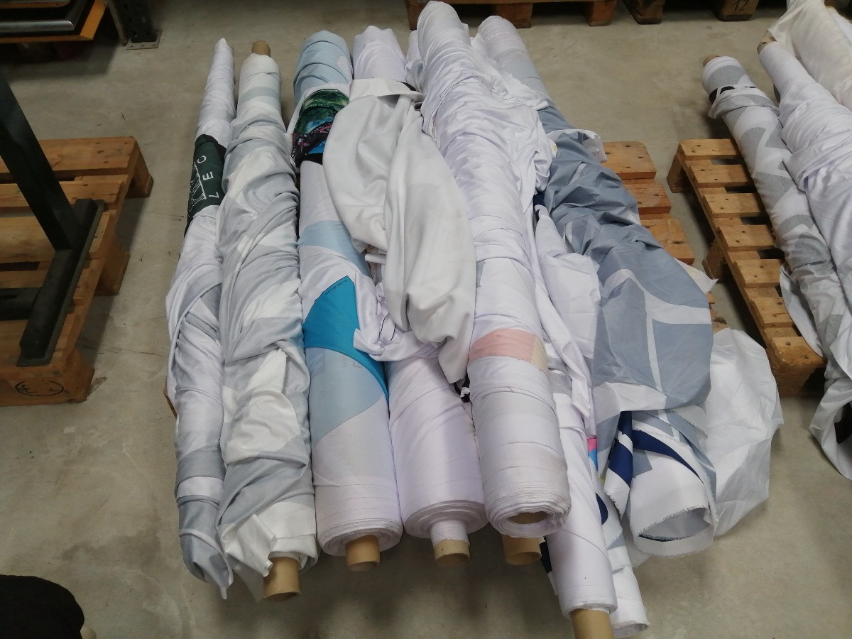 Diverse tekstil med print og logo.