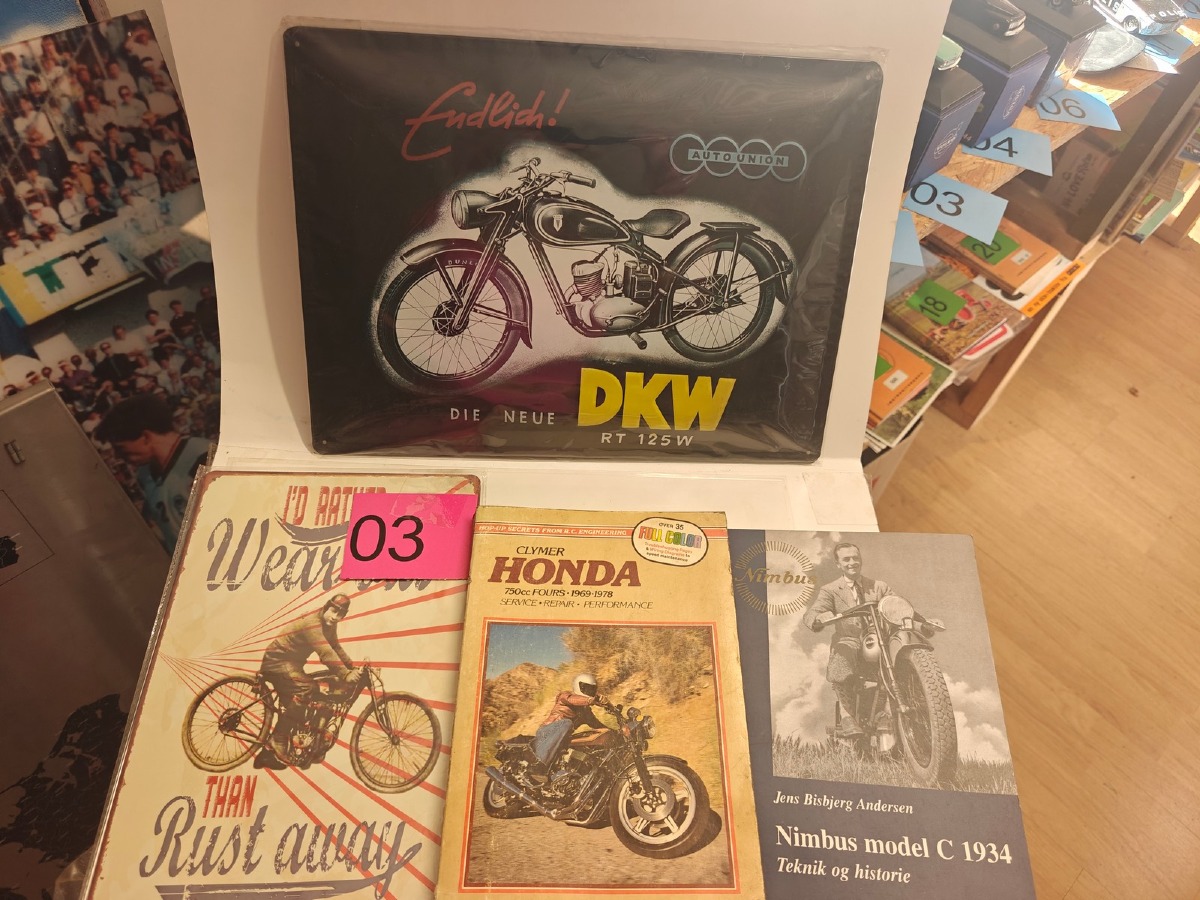 2 Metalskilte og 2 bøger om veteranmotorcykler. 