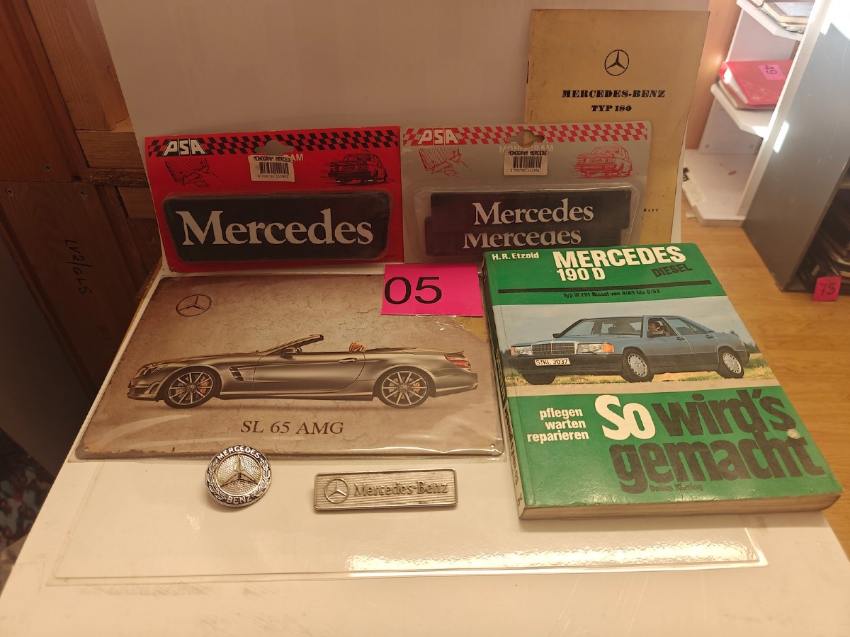 Mercedes: Metalskilt, bog, hæfte, selecovers samt pins. 
