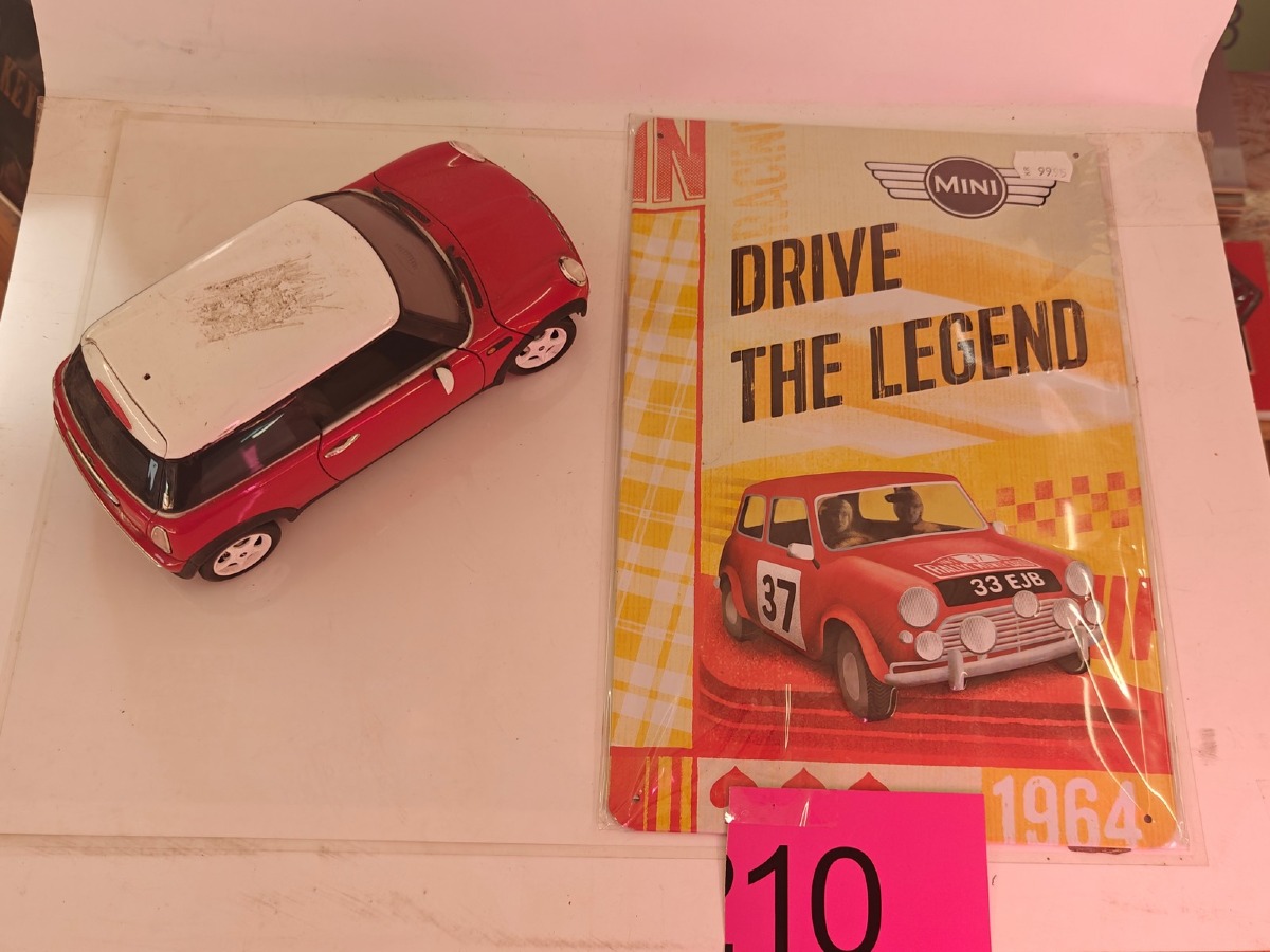 Mini: Modelbil & metalskilt. Skiltet er ubrugt og i emballage.