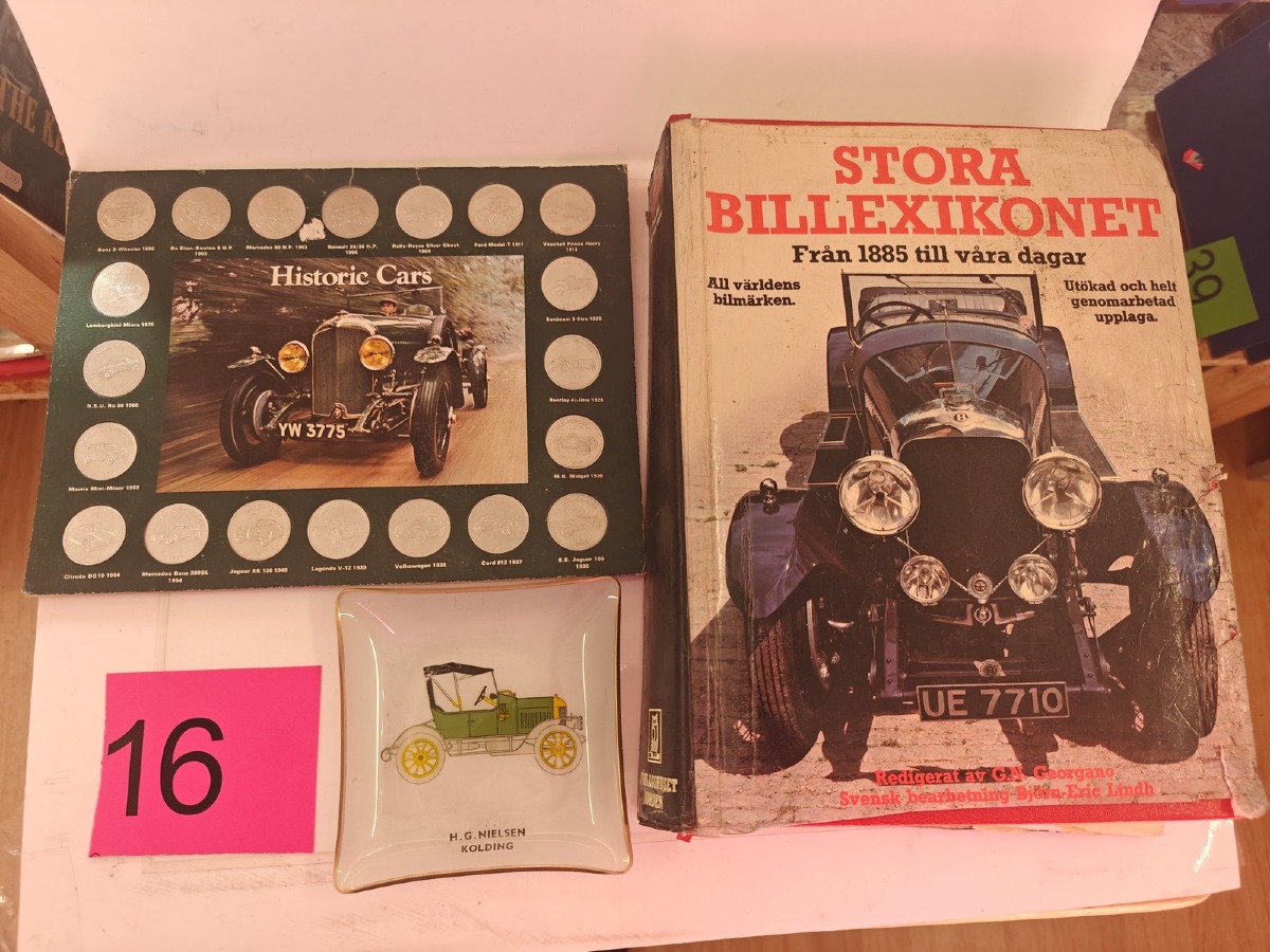 Samling af historiske bilmønter, askebæger & Stora Billexikonet. 