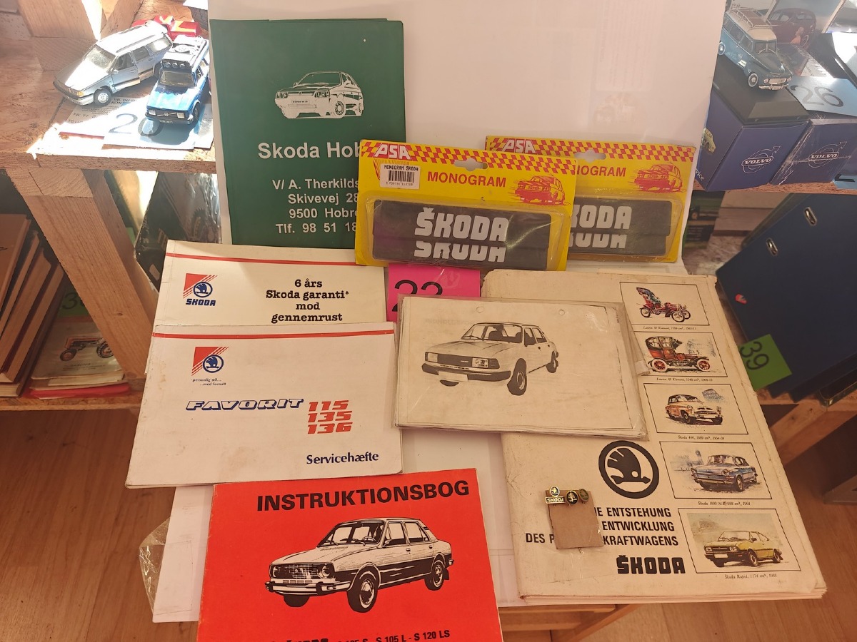 Skoda: Instruktions- & servicebøger til div veteran modeller, pins &  2 sæt selecovers med Skoda tryk-