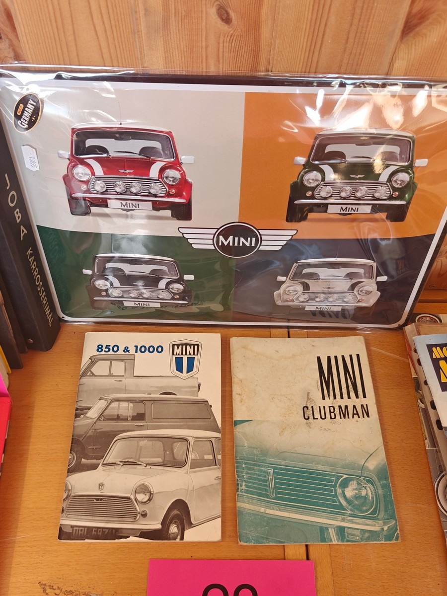 Mini: Instruktionsbøger til veteran modeller samt  skilt. Skilt: mål: 30 x 40 cm. Skiltet er ubrugt og i emballage.