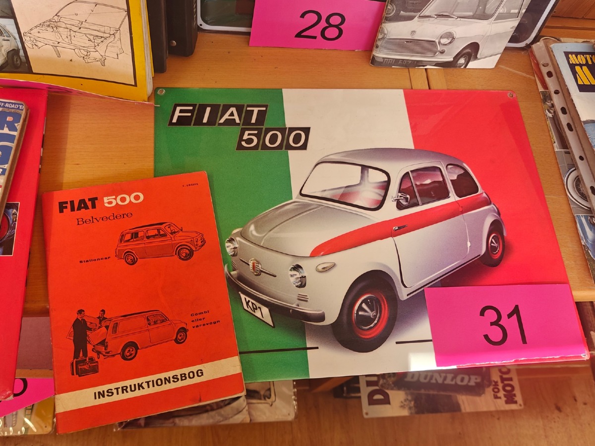 Fiat 500: Instruktionsbog & metalskilt med Fiat 500 motiv.