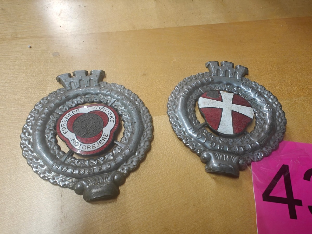 2 Emblemer fra 'Forenede Danske Motorejere'. 