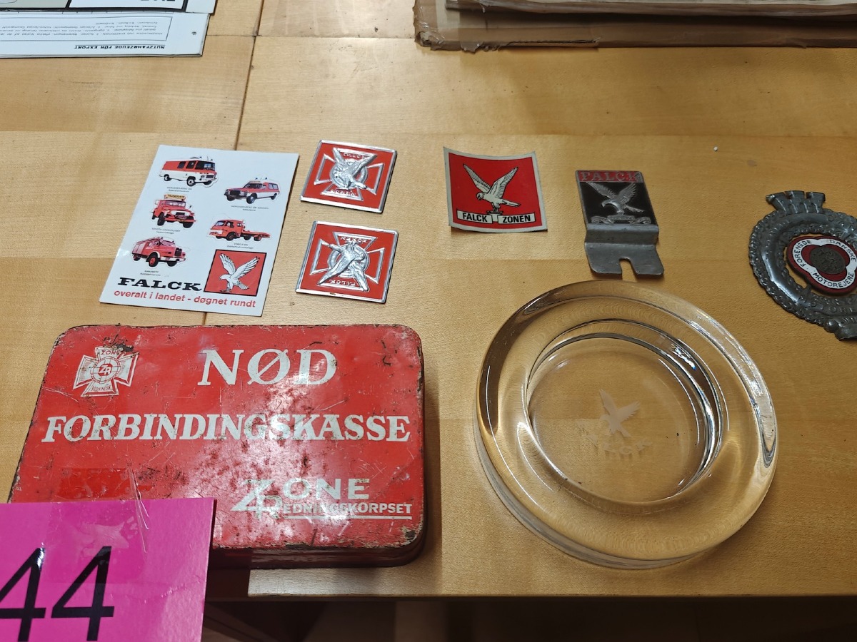 Falck: Retro forbindingskasse, metalskilte og askebæger. 