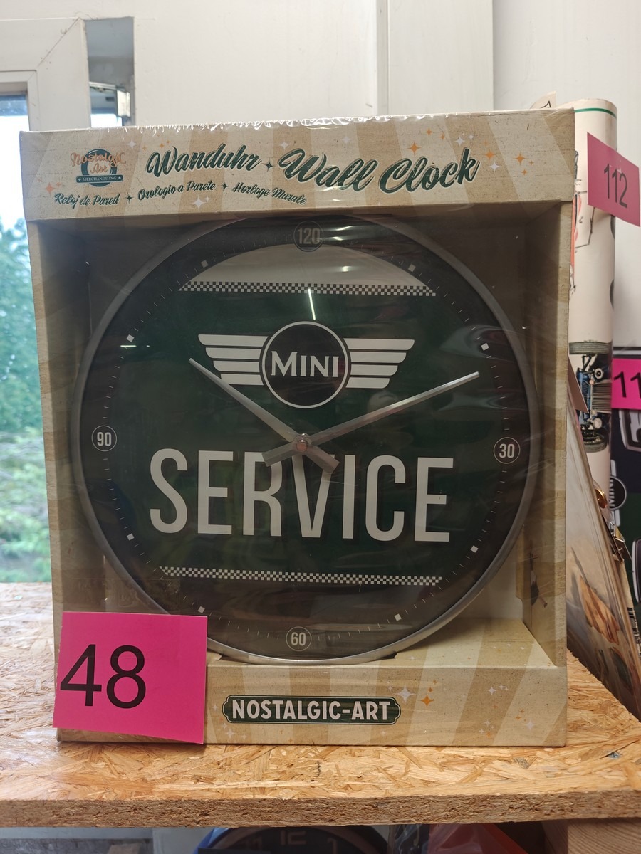 Vægur m/Mini 'service' motiv. Mål: ø30 cm. Ubrugt og i emballage.