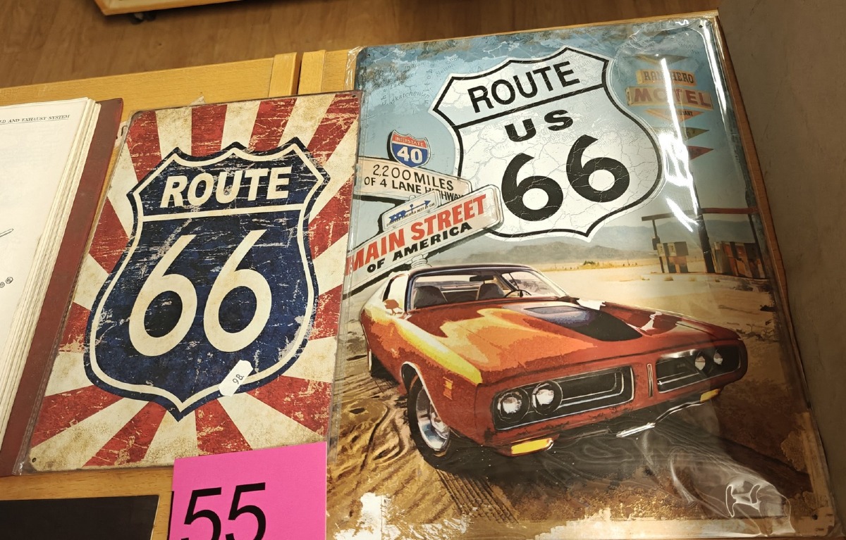 2 Metalskilte med Route 66 motiver. Ubrugte og i emballage. 