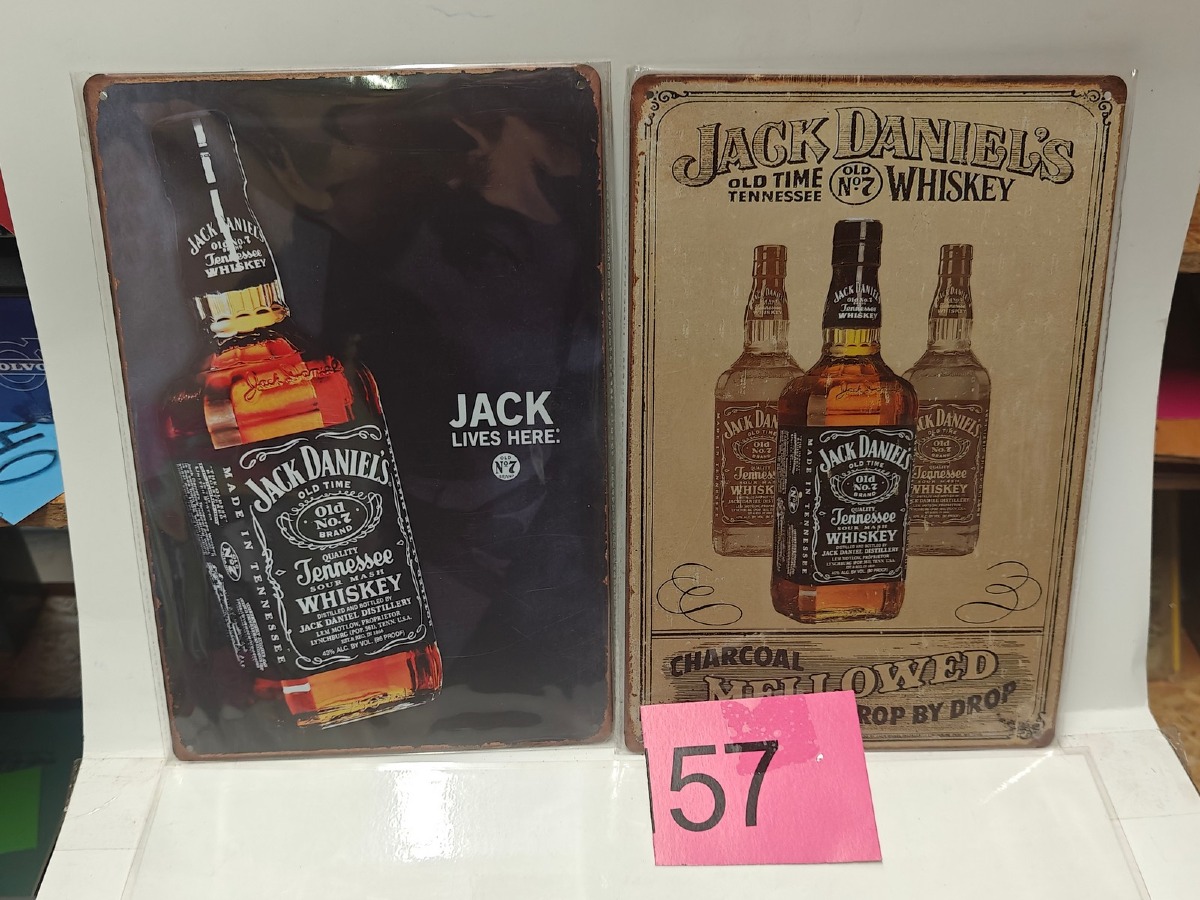 2 Metalskilte m/ Jack Daniel's. Ubrugte og i emballage.