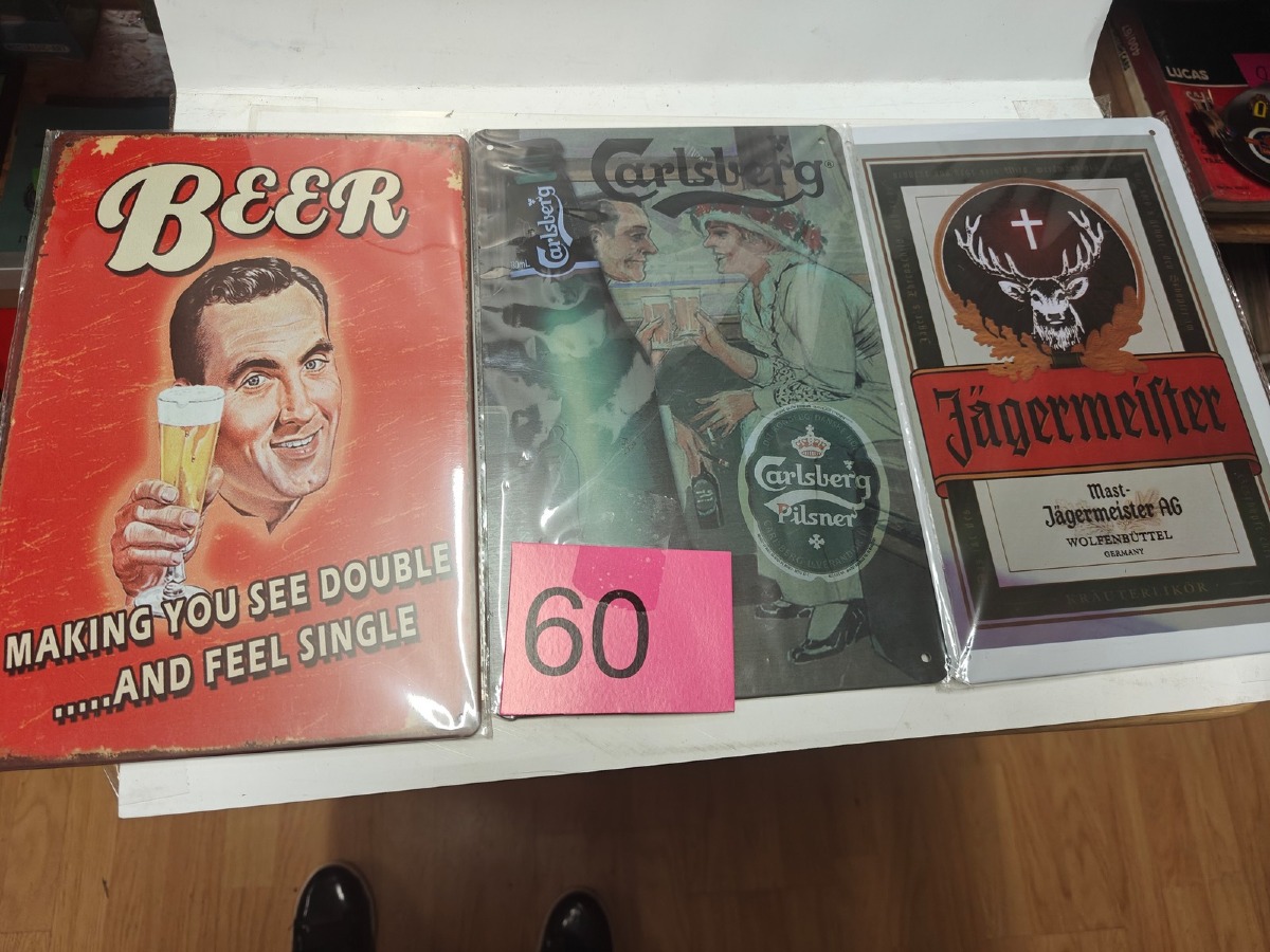 3 Metalskilte m/øl og spiritus motiver. Ubrugte og i emballage.