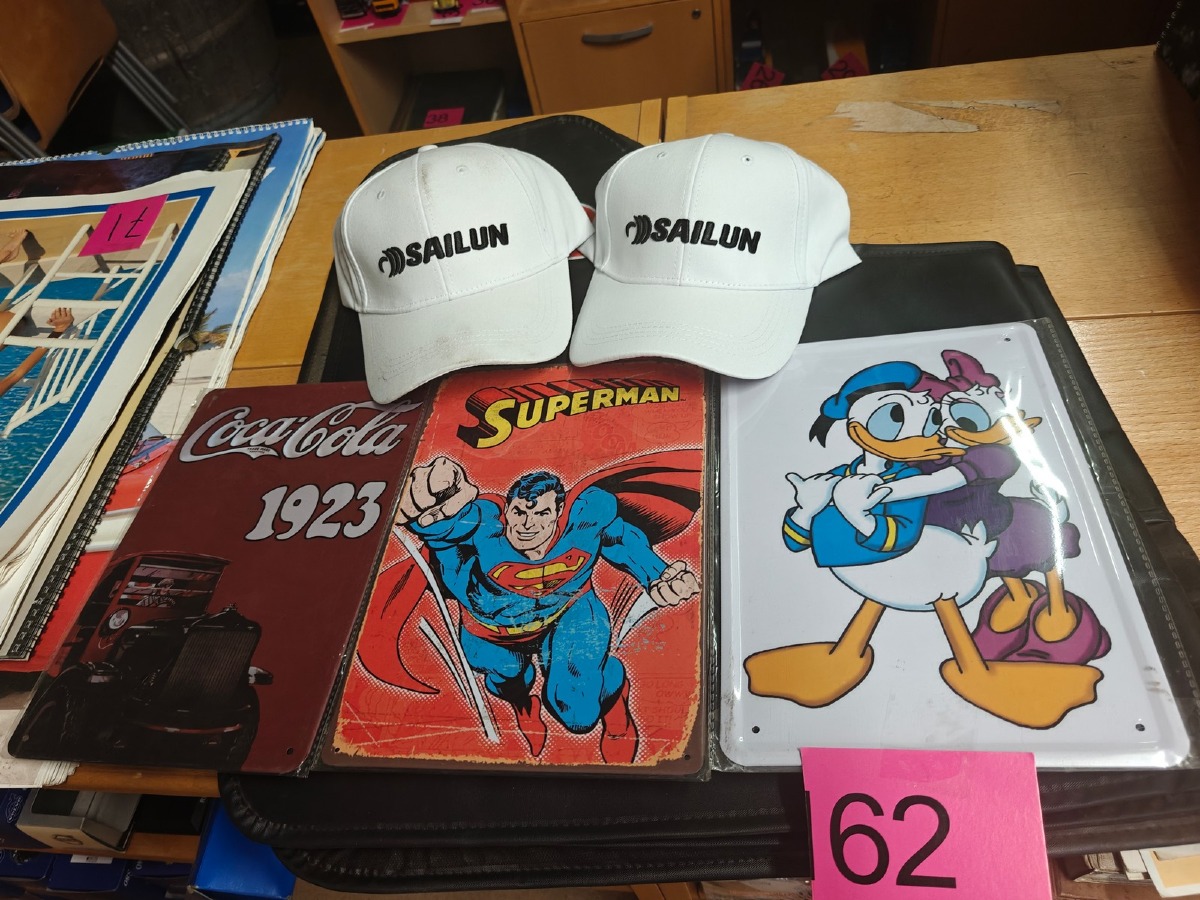 3 Metalskilte m/div motiver samt 2 caps m/Sailun logo. Ubrugte og i emballage.