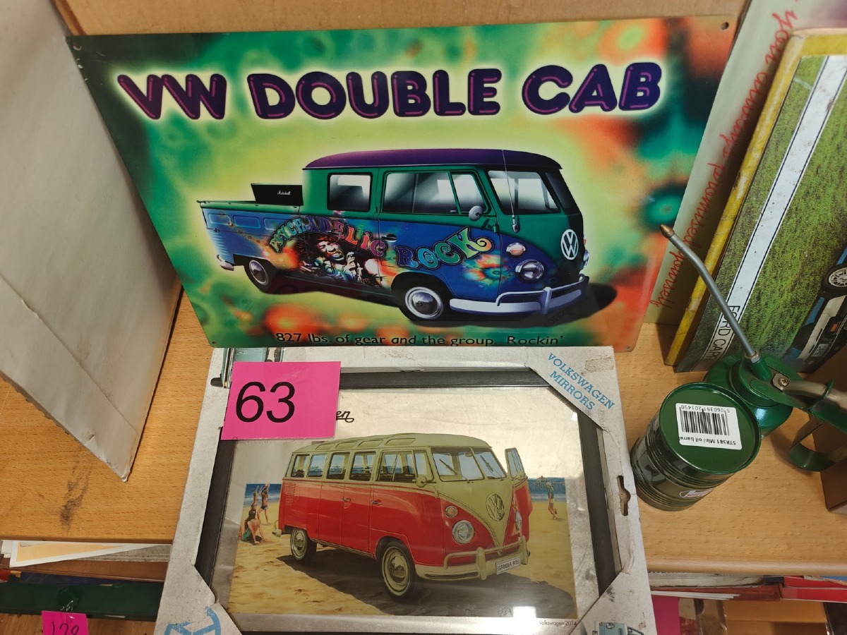 VW: Spejl og metalskilt m/ VW motiver. Spejl: mål: 22 x 32 cm. Ubrugte og i emballage.